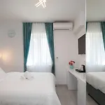 Luxury & Seven בית הארחה