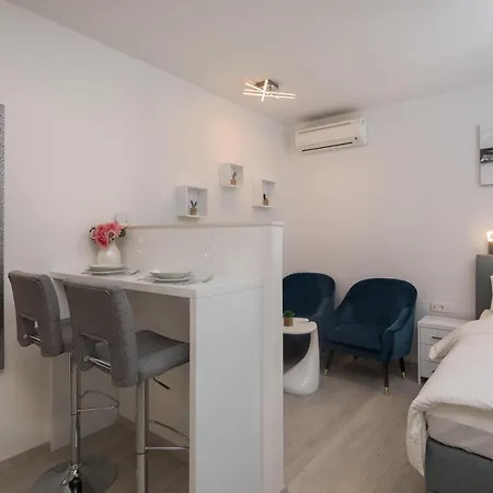 Luxury & Seven Πανσιόν 4*